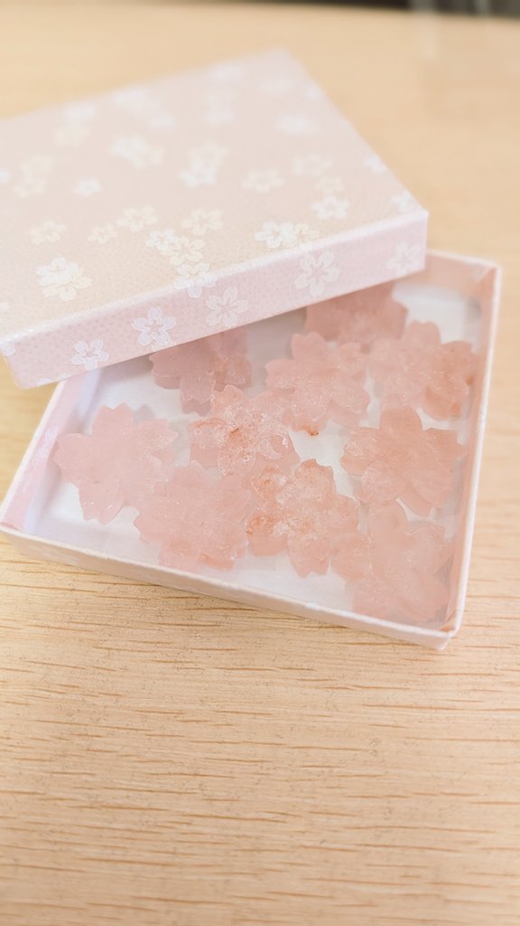 某外資系ホテル様からご注文頂きました桜の琥珀糖の試作品。シャリっと