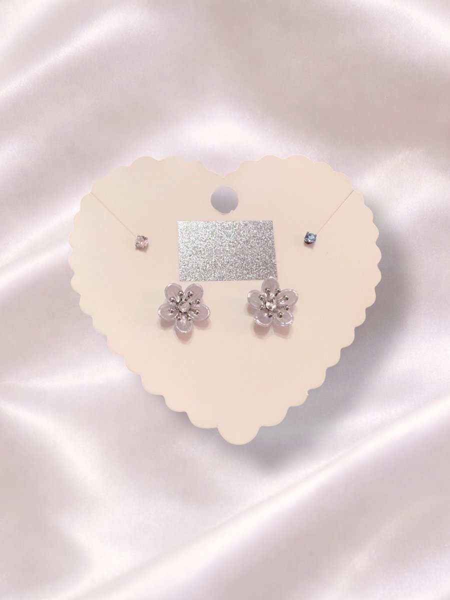 SS_37325's tweet photo. Flower Jewel 🌸

耳元をやさしく彩る小さなお花のピアス

シンプルだけど  
さりげなく可愛いデザインにしました ✨

毎日のコーデに  
ちょっとしたときめきを。

#SugarShark #ハンドメイド #CARAMEL_MUSEUM #ピアス https://t.co/x1ymw5Rzue