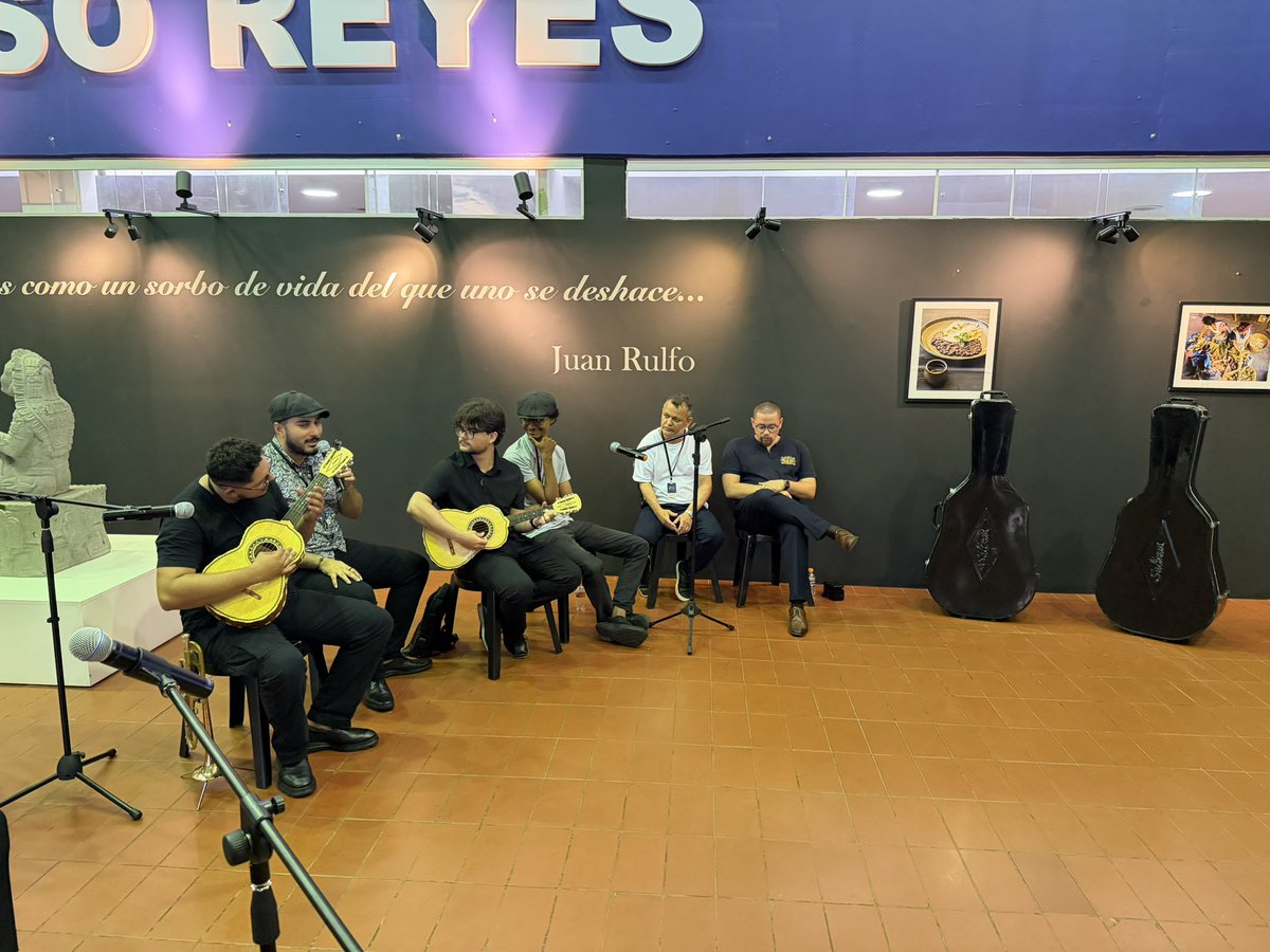 Arrancan trabajos con primer
ensayo en <a href="/EmbaMexBra/">Embaixada do México no Brasil</a> para formar primer mariachi en #BRASILIA.Un grupo talentosos músicos brasileños y Profesor mexicano Carlos Velázquez desde #FORTALEZA son el punto de partida. Si conoces a alguien más interesado,avísanos,vale la pena. <a href="/IME_SRE/">IMME</a>