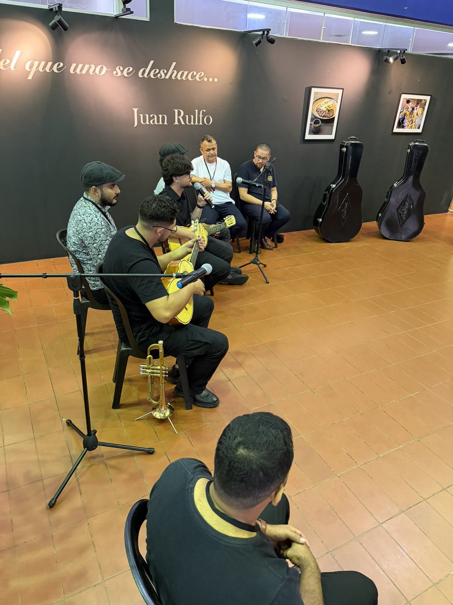cgarciadealba's tweet image. Arrancan trabajos con primer
ensayo en @EmbaMexBra para formar primer mariachi en #BRASILIA.Un grupo talentosos músicos brasileños y Profesor mexicano Carlos Velázquez desde #FORTALEZA son el punto de partida. Si conoces a alguien más interesado,avísanos,vale la pena. @IME_SRE