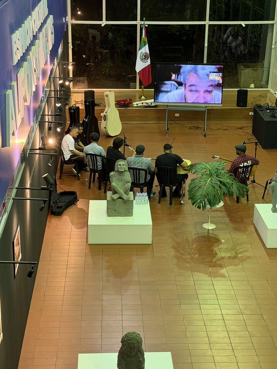 cgarciadealba's tweet image. Arrancan trabajos con primer
ensayo en @EmbaMexBra para formar primer mariachi en #BRASILIA.Un grupo talentosos músicos brasileños y Profesor mexicano Carlos Velázquez desde #FORTALEZA son el punto de partida. Si conoces a alguien más interesado,avísanos,vale la pena. @IME_SRE