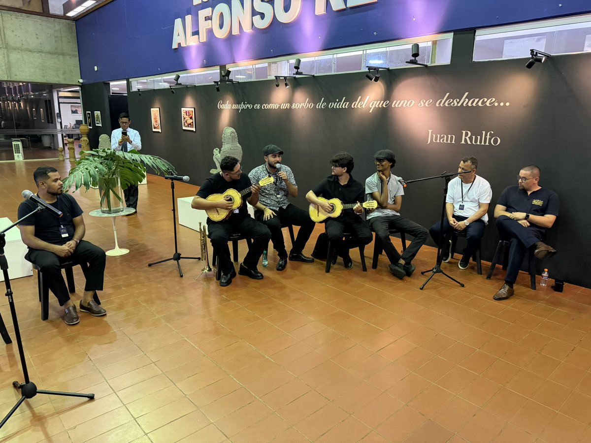 cgarciadealba's tweet image. Arrancan trabajos con primer
ensayo en @EmbaMexBra para formar primer mariachi en #BRASILIA.Un grupo talentosos músicos brasileños y Profesor mexicano Carlos Velázquez desde #FORTALEZA son el punto de partida. Si conoces a alguien más interesado,avísanos,vale la pena. @IME_SRE