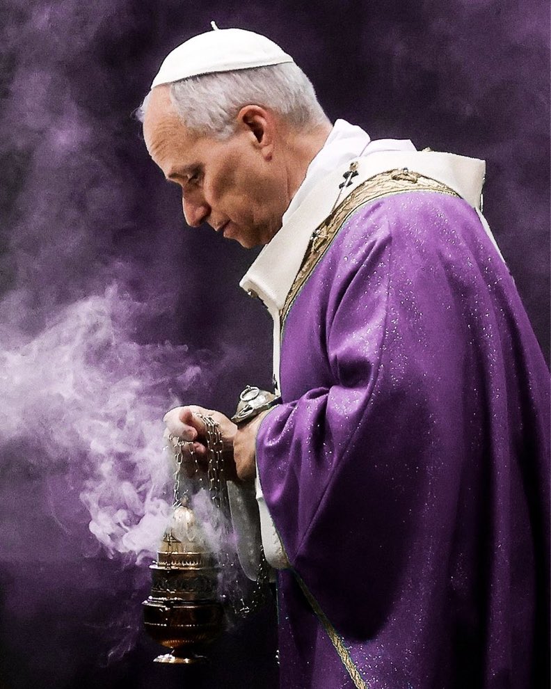 Tiene un IQ de 145, habla 7 idiomas. Tiene Licenciaturas en Matemáticas y Teología. Un profesor humilde que nadie conocía hasta hace un año.

No es solo el Papa. León XIV es uno de los hombres más inteligentes del momento. En el caos actual falta escuchar sus palabras.