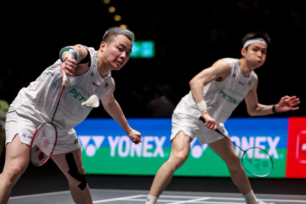 tzafrul_aziz's tweet photo. Tiga kali ke final.
Tiga kali hampir juara.

Aaron Chia & Soh Wooi Yik sekali lagi memberi saingan hebat di pentas All England Open - antara kejohanan badminton paling berprestij di dunia sejak 1899.

Sejak 2019, mereka sudah tiga kali mara ke final All England.
Bukan mudah untuk kekal konsisten di tahap ini. Ramai pemain hebat dunia pun tak pernah sampai walau sekali.

Hari ini mungkin belum rezeki.
Tetapi perjalanan mereka masih panjang.

Teruskan percaya.
Teruskan berjuang.
Malaysia tetap bangga. 🇲🇾

#TZA #BAM #BadmintonMalaysia #GemilangkanLagi #DemiMalaysia #Tangkis2030