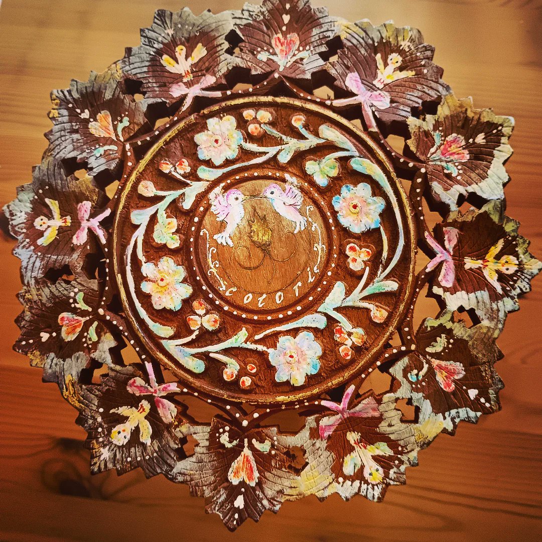 cotori_art's tweet photo. インド製の木のミニテーブルにアクリルペイント
お花見に持って行ったり、キャンドルや木の実を置いて、小鳥祭壇にするもよし。

3 /11～3/22 点滴堂さん企画展「春色小鳥園」に参加します。 https://t.co/KKjtamVKuN