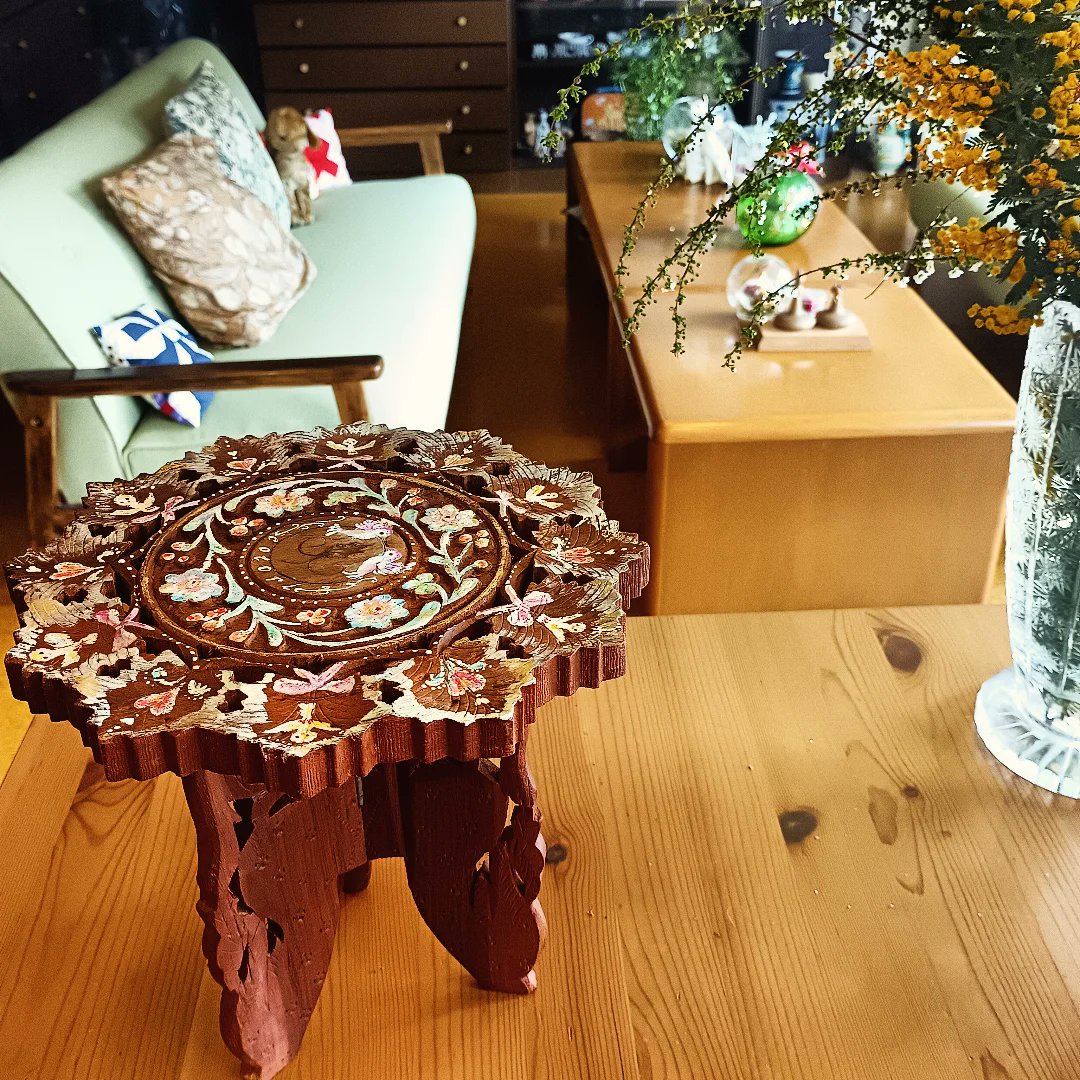 cotori_art's tweet photo. インド製の木のミニテーブルにアクリルペイント
お花見に持って行ったり、キャンドルや木の実を置いて、小鳥祭壇にするもよし。

3 /11～3/22 点滴堂さん企画展「春色小鳥園」に参加します。 https://t.co/KKjtamVKuN