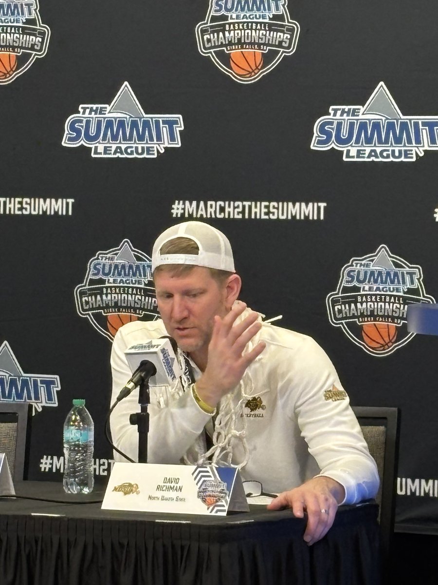 Congrats to <a href="/NDSUmbb/">NDSU Men's Basketball</a> 🤘🏆🤘
<a href="/SummitHoops/">Summit Hoops</a> Champs! 
A great night to be a Bison! 🦬 #MarchMadness #TheBigDance