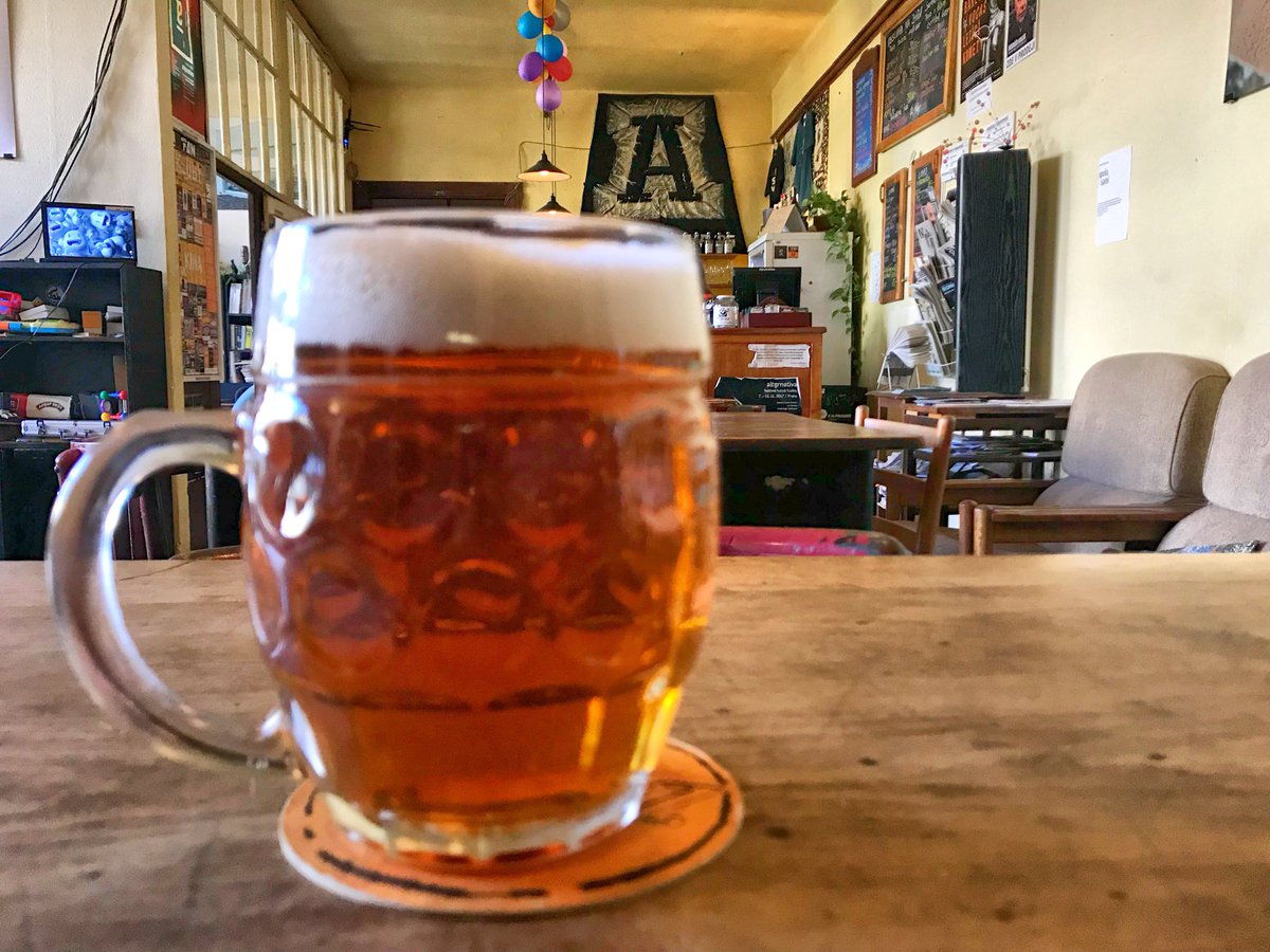 u_umlaut_'s tweet image. 酒好きのみなさんへ
チェコのパブ（hospoda）やビアホール（Pivnice）に行ったらこれを唱えてください
Velké pivo, prosím（ヴェルケー ピヴォ プロスィーム）
これで十分通じます
意訳するならば「幸せ」です🍺🍺🍺
#czech #czechia @Czechia_JP