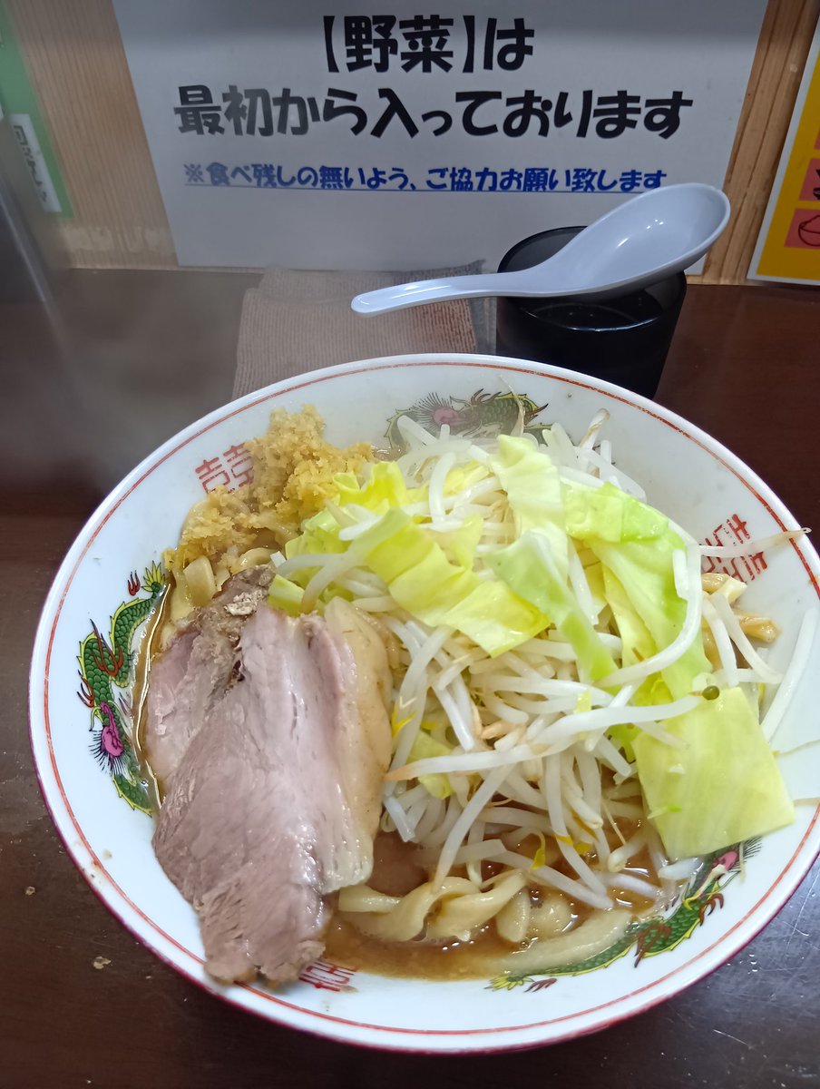 2026/03/07 自家製麺まさき

らーめん、野菜少なめ、ショウガ

久々の訪問となってしまいました。
なんと！助手さんが麺上げをされている！！

(恐らく)入りたてのころから、大きな声で頑張ってらしたので、任されるようになったのかと思いにふけていました。

相変わらず、おいしい1杯でした！