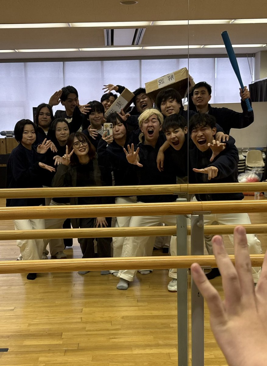 natsuki_actor's tweet photo. 先日1年生の進級公演が終わりました！！今年の演技班もパワフルで楽しいメンバーに恵まれました。
残り1年、一緒に駆け抜けよう！✊ https://t.co/D3biYrYvsQ