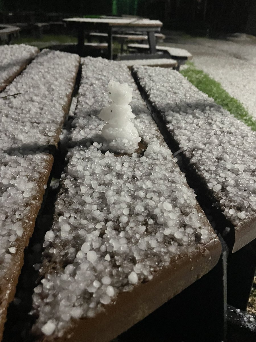 ElijahBman's tweet image. Nice quick dump of hail here in Gibsons BC. Was even able to build a HailMan! 

#bcstorm #bcsnow #hail #shareyourwx