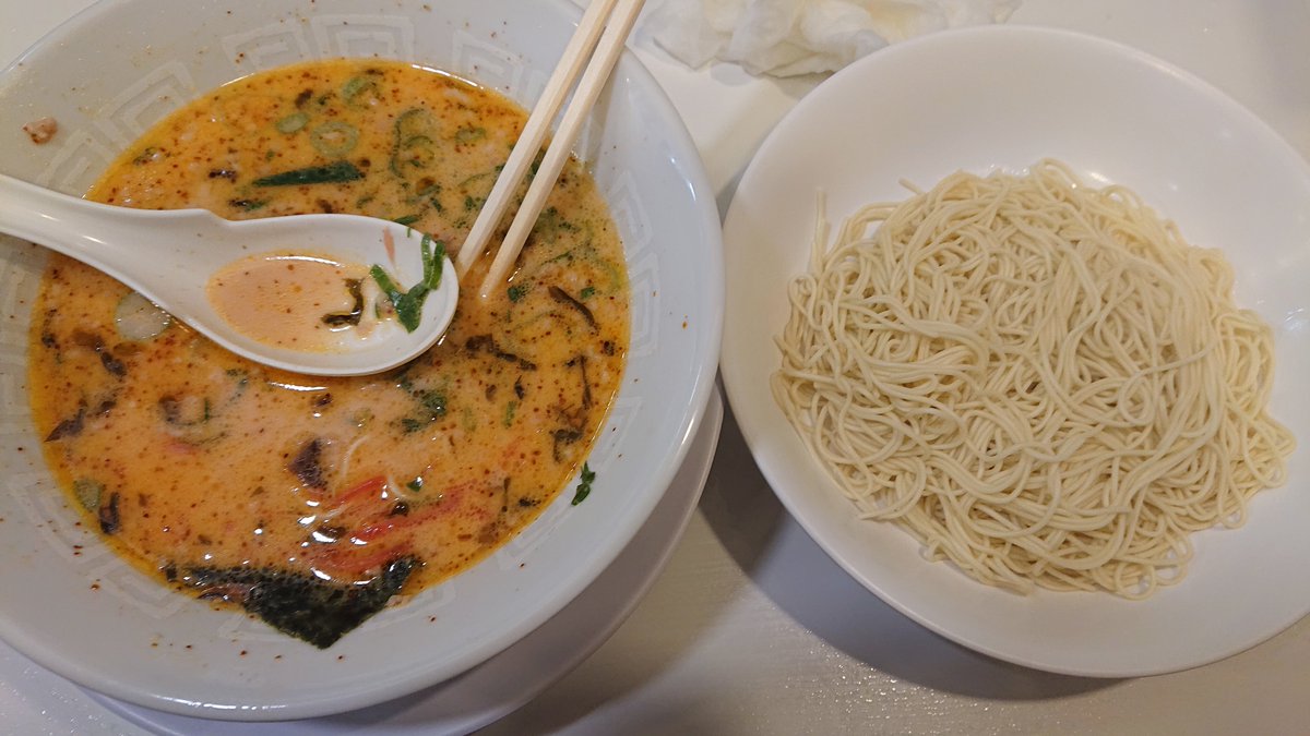 ①らーめん、650円(込)
綺麗な白色の豚骨スープに超極細麺、自分のこれはバリカタ。(^^;
②卓上調味料。
③辛子高菜と紅、ニンニク、胡麻をイン。
④もちろん替え玉(バリカタ)😋
替え玉1つ無料なのも魅力😍
コスパ強いなぁ…😎💦