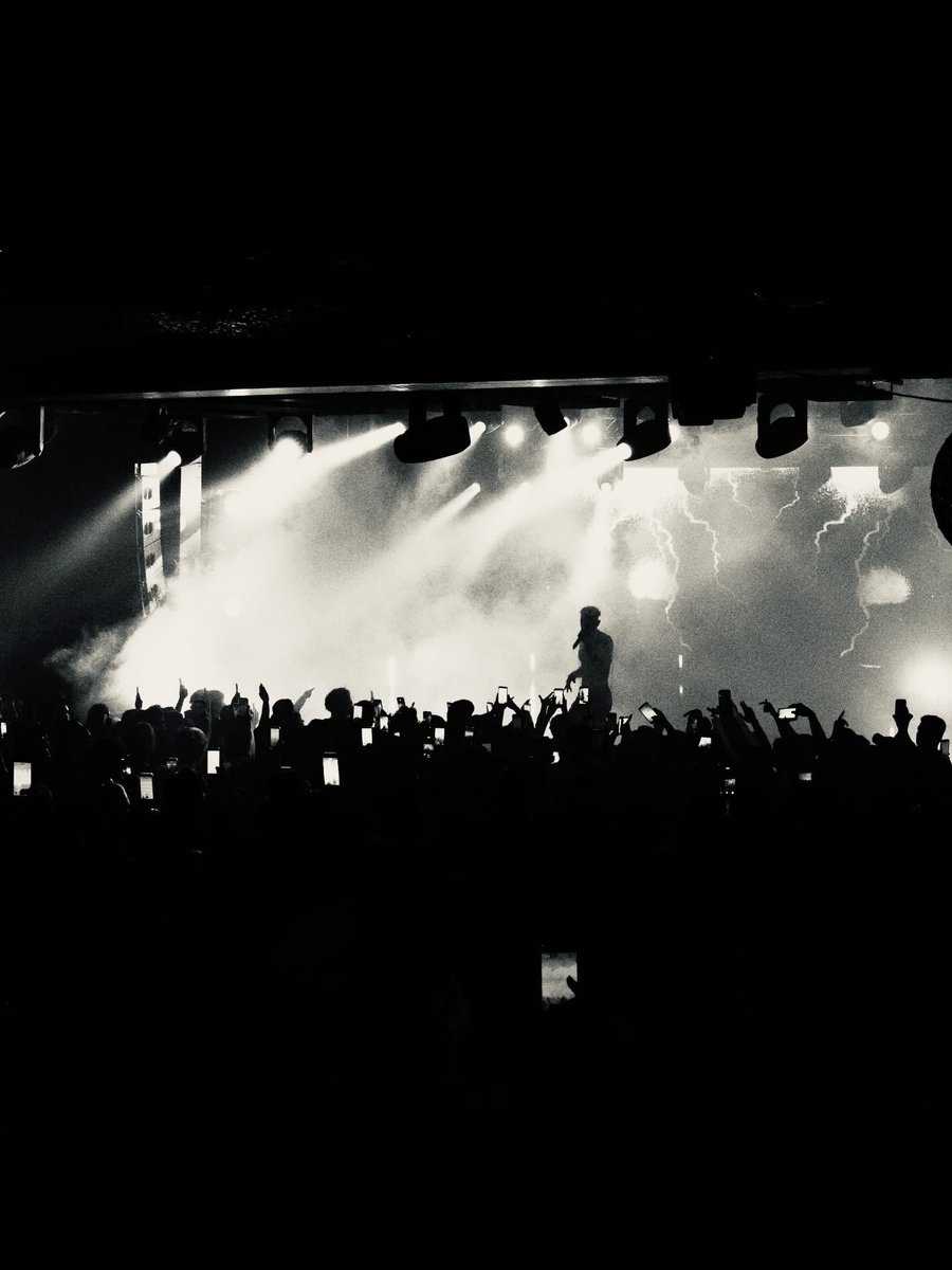iamlithe's tweet photo. Australia went crazy! USA sold out https://t.co/vkyLSgczHY