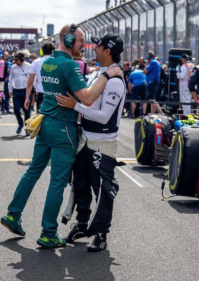 Los amigos de verdad siempre te apoyaran.  En tus éxitos, en tus retos y en tus problemas.

#F1 #ChecoPerez