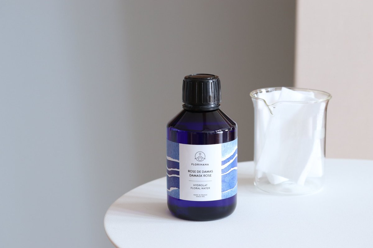 前回のアロマスティックに続き、
花粉症の症状のもうひとつ、目のかゆみ。
こちらは、ローズウォーターでケアしています。
たっぷりコットンに含ませ、まぶたの上にのせます。

ローズウォーターは疲れ目のケアにも◎。
常備しているハーブウォーターのひとつ。