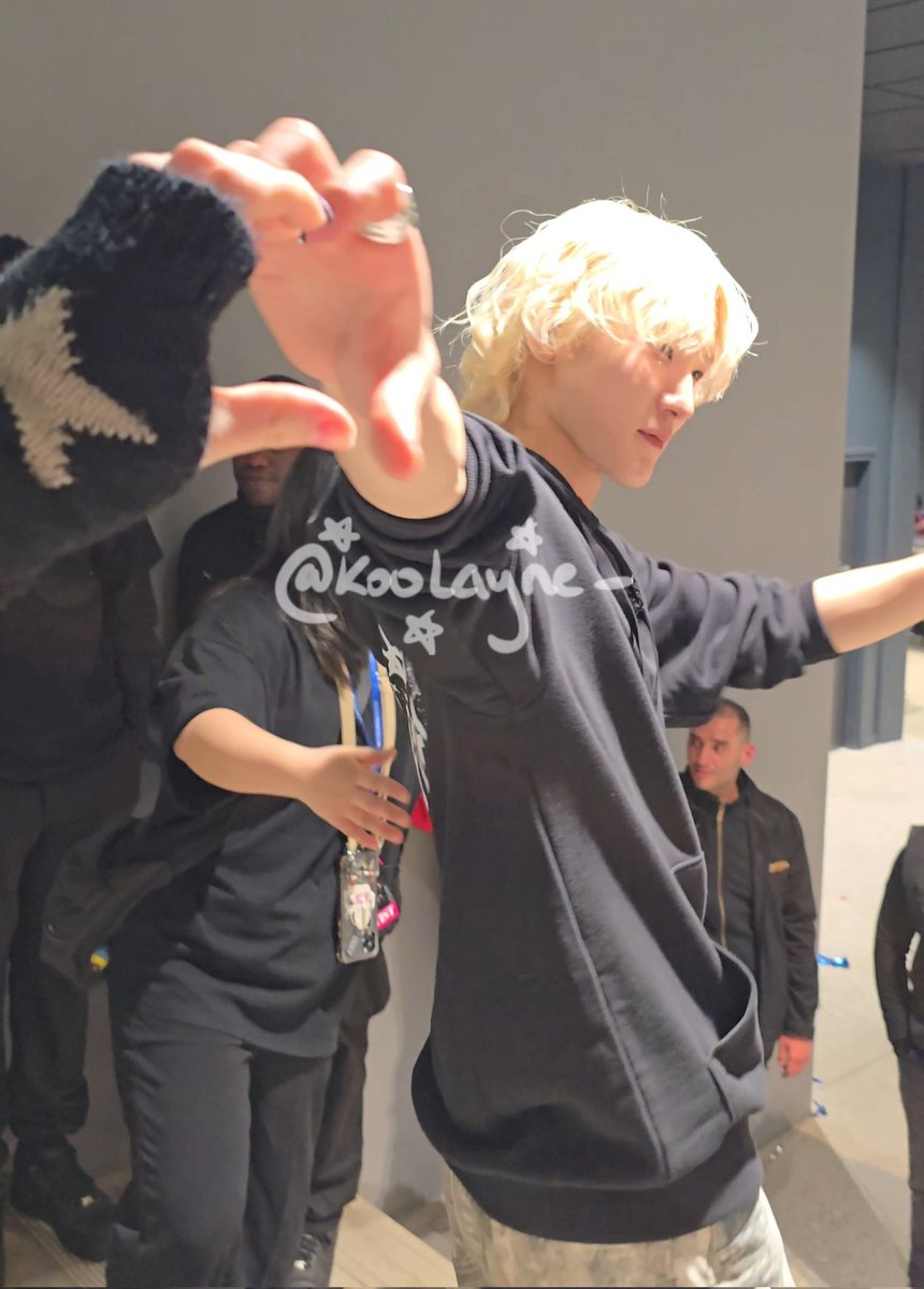 cOlayne⁹ who bump into kb with her umbrella tweet media