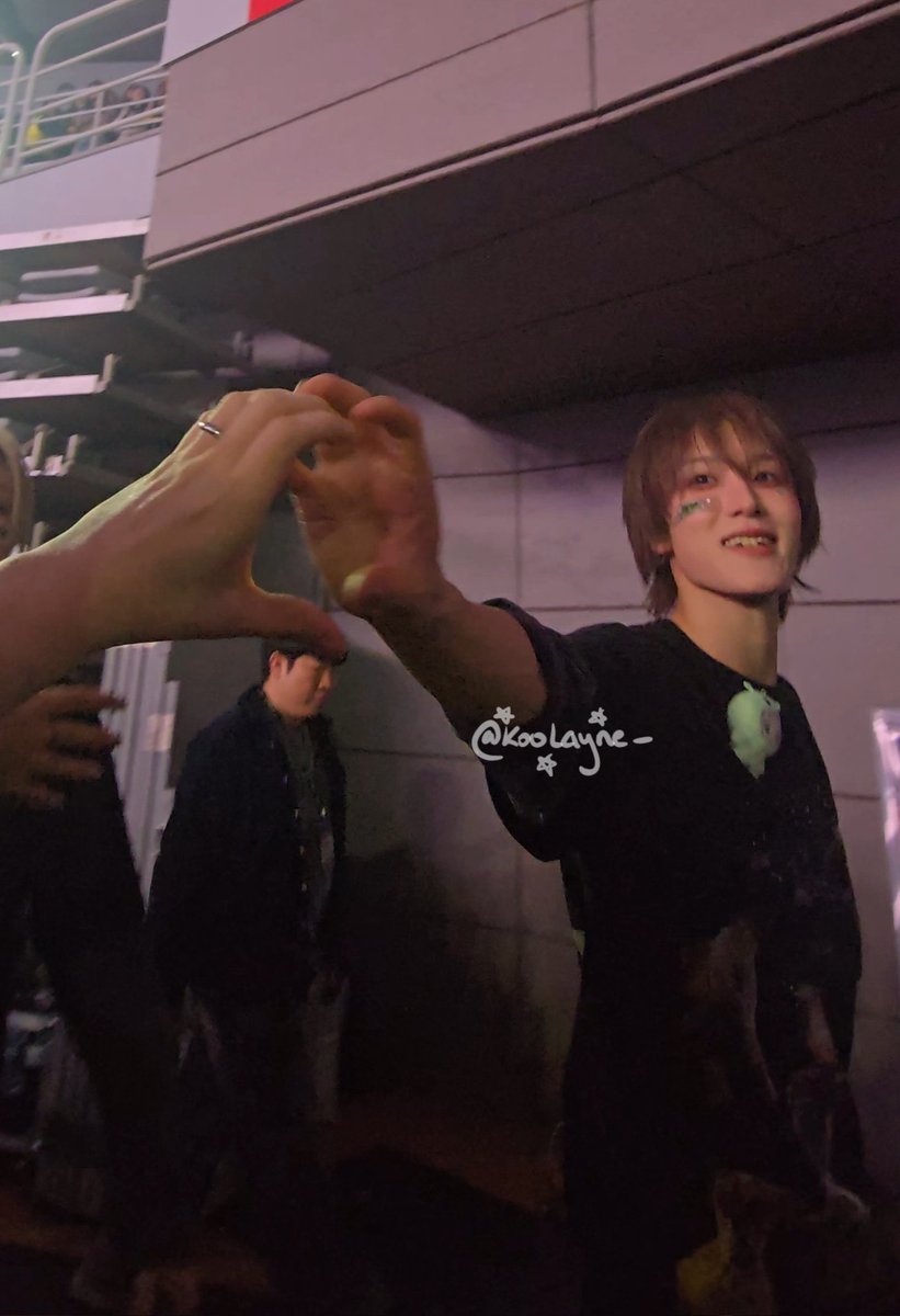 cOlayne⁹ who bump into kb with her umbrella tweet media