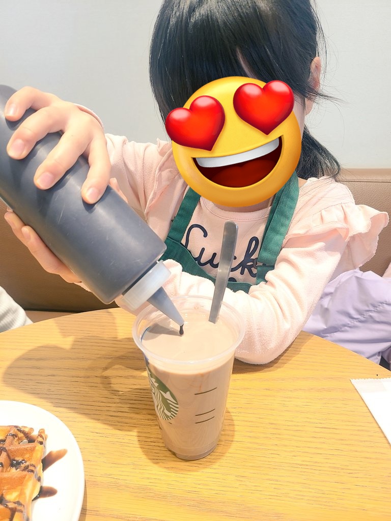 MiiiEdu's tweet photo. ＼スタバでバリスタ体験❤💚／
☕️キッズココア
🍩アメリカンワッフル
を作る体験をさせてもらしました😊

いつも店員さんが作ってるのをじーーっと見つめていた姉妹なので、スゴく楽しそうでした😊

小さな頃からのこういう体験って、子どもたちの思考の幅も広がるから大切😊

#子育て #育児 #姉妹ママ https://t.co/8G5rA3OoEa