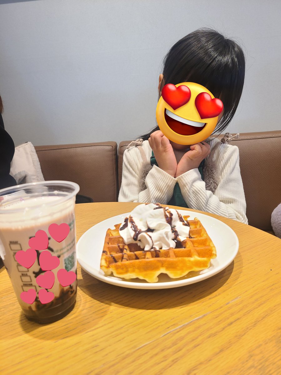 MiiiEdu's tweet photo. ＼スタバでバリスタ体験❤💚／
☕️キッズココア
🍩アメリカンワッフル
を作る体験をさせてもらしました😊

いつも店員さんが作ってるのをじーーっと見つめていた姉妹なので、スゴく楽しそうでした😊

小さな頃からのこういう体験って、子どもたちの思考の幅も広がるから大切😊

#子育て #育児 #姉妹ママ https://t.co/8G5rA3OoEa