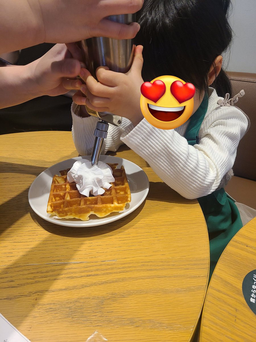 MiiiEdu's tweet photo. ＼スタバでバリスタ体験❤💚／
☕️キッズココア
🍩アメリカンワッフル
を作る体験をさせてもらしました😊

いつも店員さんが作ってるのをじーーっと見つめていた姉妹なので、スゴく楽しそうでした😊

小さな頃からのこういう体験って、子どもたちの思考の幅も広がるから大切😊

#子育て #育児 #姉妹ママ https://t.co/8G5rA3OoEa