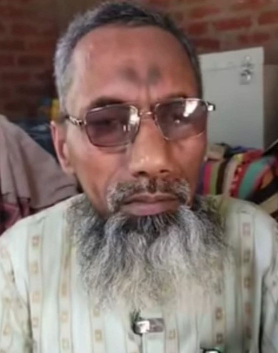 CivilLearning1's tweet photo. Gulfam and Zeeshan, the radical Islamic terrorists with a Jihadi mindset who carried out a deadly butchery attack on former Muslim Salim Wastik, were the sons of this same Buniyad Ali.

When a local Muslim man claiming to be a journalist approaches him for an interview, Buniyad Ali tells him that his sons' encounter was wrong.
Buniyad Ali says that if his sons had done something wrong, they should have gone to court. Shooting them directly was wrong. Whatever had to be done should have been done legally.
He also abuses the Bajrang Dal and RSS members, saying things that suggest he is also a Jihadi.
His two sons are clearly seen beheading a man in the clip. Despite this, he wants justice.

Those who brutally murdered Kanhaiyalal Tailor in Rajasthan under the Congress government are enjoying bail today, while Kanhaiyalal's wife and children are still running from pillar to post.
The same is the plight of Kamlesh Tiwari's family.

These Jihadis must have thought, "What will happen this time, they will escape by playing Kabaddi with the law."

But he forgot that this time, the throne in Uttar Pradesh is not occupied by his father, but by a saffron-clad saint.

Thank you, Yogi ji and the Uttar Pradesh Police, for saving the country and the public's money, and for providing immediate justice.