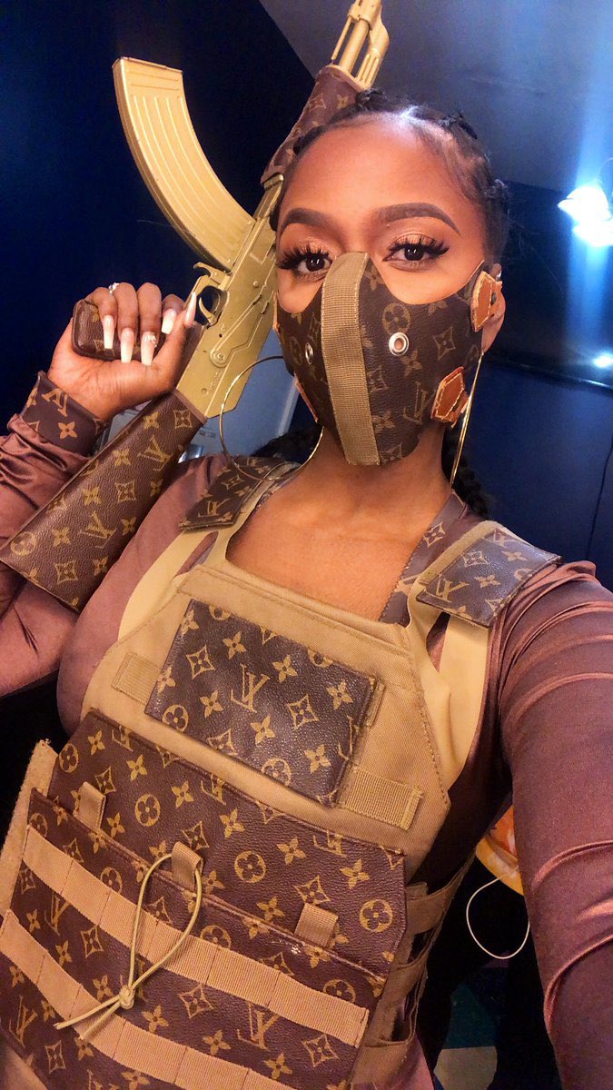2000sphase's tweet photo. Rihanna ?! Oh we ride at dawn for Fenty! https://t.co/h7Zsx3jVYX