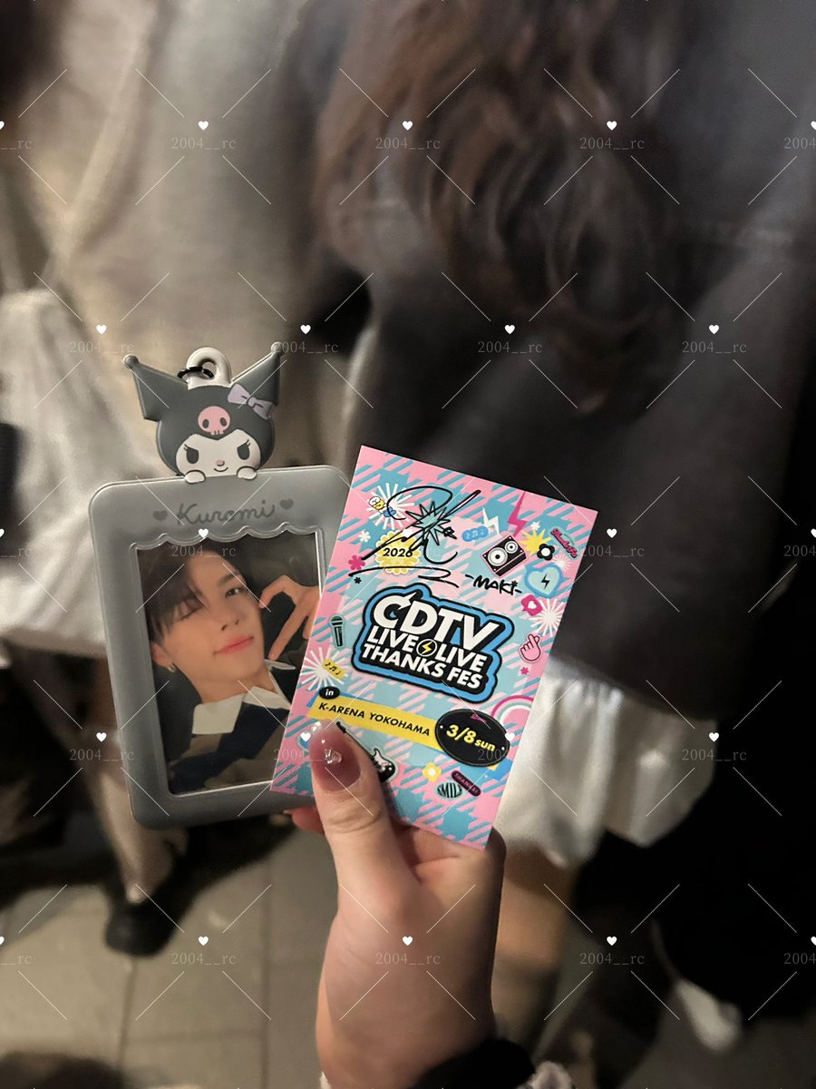 2004__rc's tweet photo. レベル7にMAKIがピンポイントで来た😭
目が合って見つけてくれただけで嬉しかったのに、少し戻ってステッカー手渡ししてくれた😿😿アンコンのチンチャおかしいはKタキで今回はMAKI運がよすぎる🤦🏻‍♀️🤦🏻‍♀️
国試頑張って良かった😿周りにいたLUNÉ、他のアーティストのファンの方もおめでとうって優しすぎ😭 https://t.co/Z8JDV8kJcF
