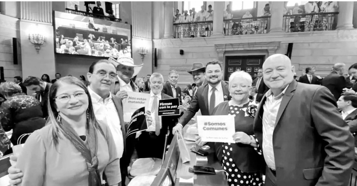 Jhonffonseca's tweet photo. 🇨🇴 ¡ÚLTIMA HORA!

El ridículo final de los “guerrilleros convertidos en políticos”.

Comunes desaparece como partido… ¡y ni con curules regaladas lograron sobrevivir!

La proxeneta @SandraComunes Sandra Ramírez, eterna candidata de los ex-FARC, se quedó con apenas 7500 votos (sí, siete mil quinientos) y se fue directo al basurero electoral.

Los mismos que secuestraron, violaron, reclutaron niños, pusieron bombas y hundieron al país durante décadas… ahora mendigando votos y ni para un escañito les alcanzó.

¡Qué patético espectáculo! De las montañas con fusil a la política con menos apoyo que un influencer de tres seguidores.

El pueblo habló claro: “No gracias, asesinos de corbata, ya se los tragó la urna”.

Que se busquen otro cuento, porque este ya se acabó. 🇨🇴

¿Y ahora qué? ¿Vuelven al monte o se dedican a pagar todos sus delitos en una cárcel?