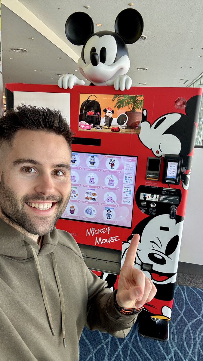 The_Dave_Mani's tweet image. This is it! I just found the coolest vending machine in the world at the Tokyo Airport!!! #tokyo #disney #vendingmachine