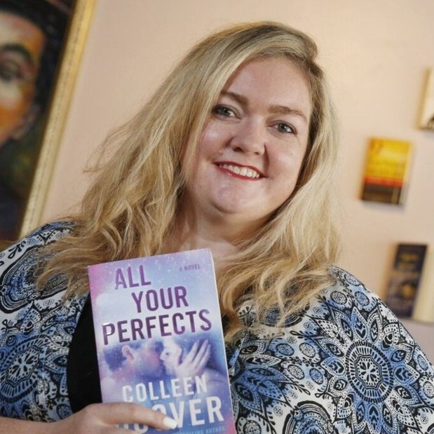 seriesemcena's tweet photo. Colleen Hoover contou que os desdobramentos envolvendo a adaptação de “É Assim Que Acaba”, estrelada por Blake Lively e Justin Baldoni, a deixaram desconfortável, a ponto de quase sentir vergonha de ter escrito o livro:

“Sinto que o processo o ofuscou. Quase me envergonho de dizer que o escrevi. Quando as pessoas perguntam o que eu faço, eu simplesmente respondo: ‘Sou escritora. Por favor, não me perguntem o que eu escrevi’.”

(via: THR)