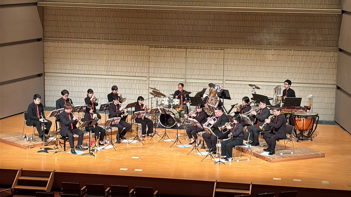 rappar_s's tweet photo. RaPPar's 第15回定期公演🎺
無事終演いたしました。

ご来場くださった皆さま、
お力添えいただいた皆さま、
本当にありがとうございました🌸

写真は
「Tribute to Chuck Mangione」
演奏中の一枚です📸
全員フリューゲルホルン🎺 https://t.co/p8a5DhHPbi