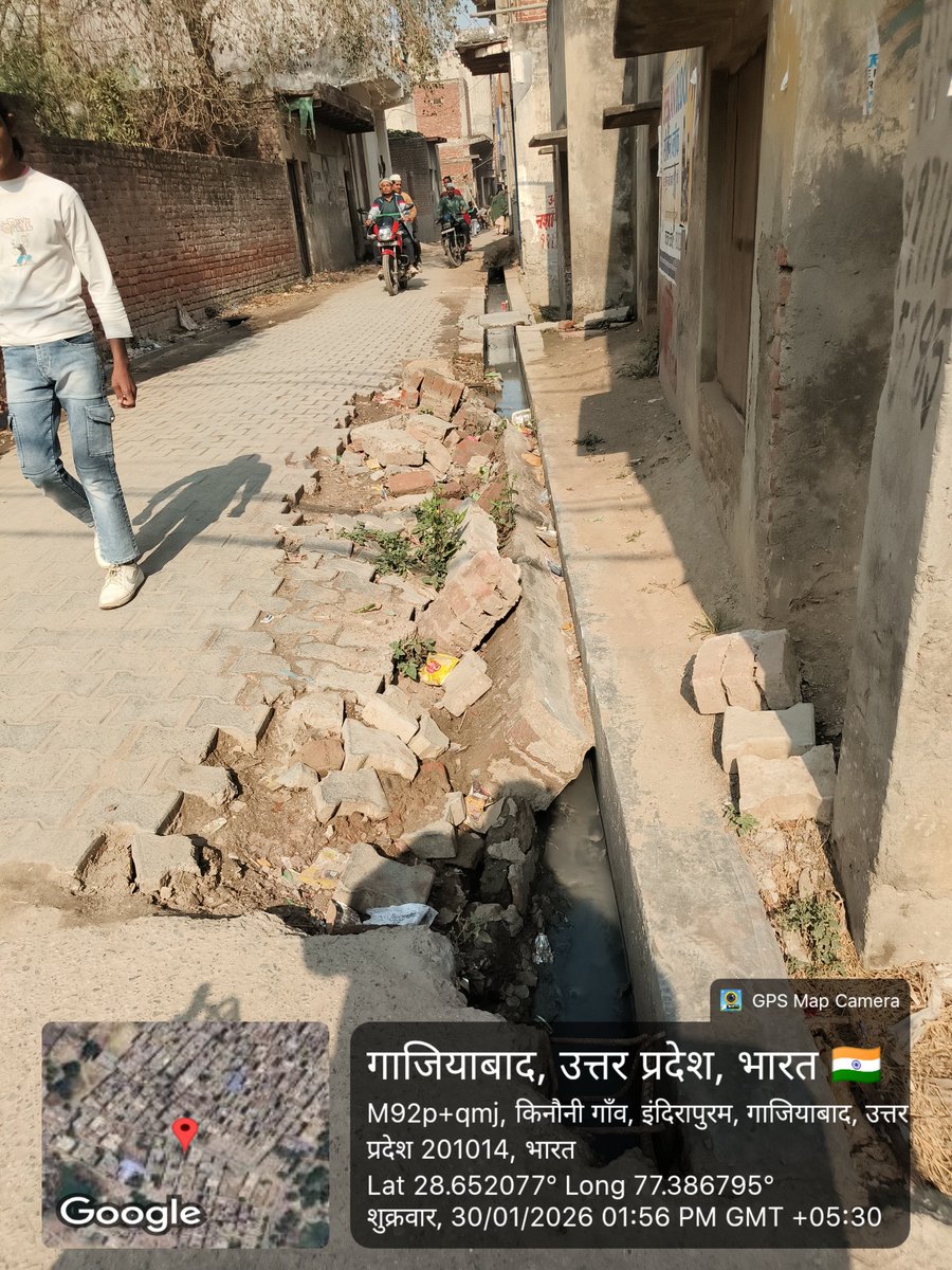 गाजियाबाद के ग्राम कनावनी स्थित 20 बीघा कॉलोनी में बने खड़ंजे और नाले पूरी तरह से जर्जर हो चुके हैं। लंबे समय से उनकी मरम्मत नहीं होने के कारण स्थानीय लोगों को भारी परेशानियों का सामना करना पड़ रहा है।
बरसात के समय जलभराव और गंदगी की समस्या और भी बढ़ जाती है, जिससे आवागमन में