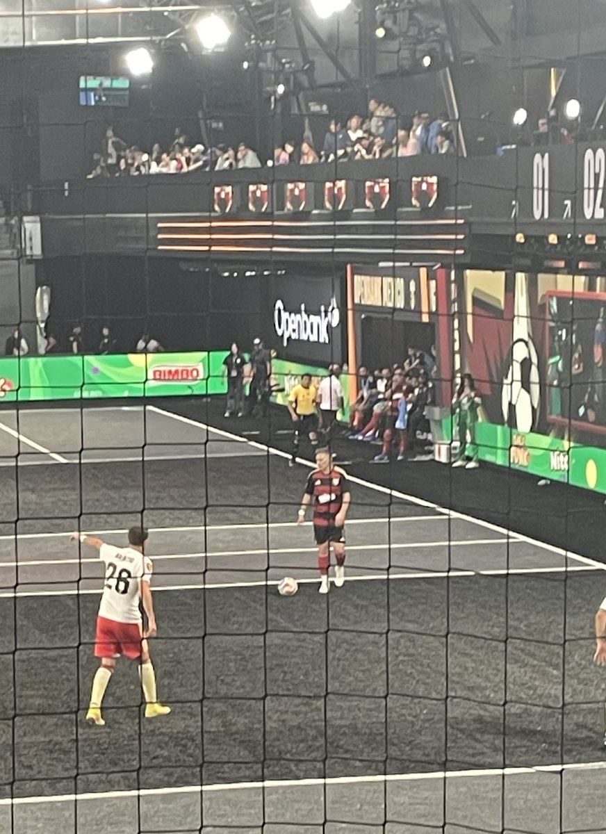 BrayGar34083's tweet photo. @kingsleague_mex @PelucheCaligari @chaco_81 Fue la primera vez q lo vi jugar 
Y tenerlo tan cercas me emocionó 
Algún día cumpliré mi sueño de tomarme una foto con mi héroe 
Vamos pelucheeee https://t.co/zhDMlyAUKA