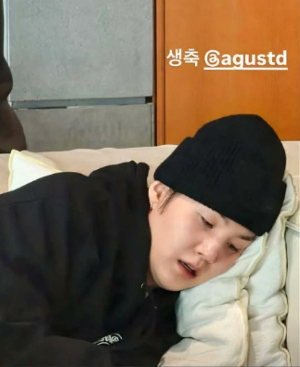 น่ารักมากกกกก!!! กับหัวข้อข่าว😆🤣
ระวังคนใกล้ตัวไว้ให้ดี... ลีดเดอร์ BTS เปิด 'กล่องแพนโดร่า' 12 วัน ก่อนคัมแบ็ก
💙RM ลีดเดอร์วง BTS ฉลองวันเกิดให้ SUGA มบ. ในวง ด้วยการปล่อยภาพลับที่ไม่เคยเปิดเผยที่ไหนมาก่อน
💙เมื่อวันที่ 9 มี.ค. RM ได้โพสต์ภาพลงใน IG Story พร้อมข้อความสั้น ๆ