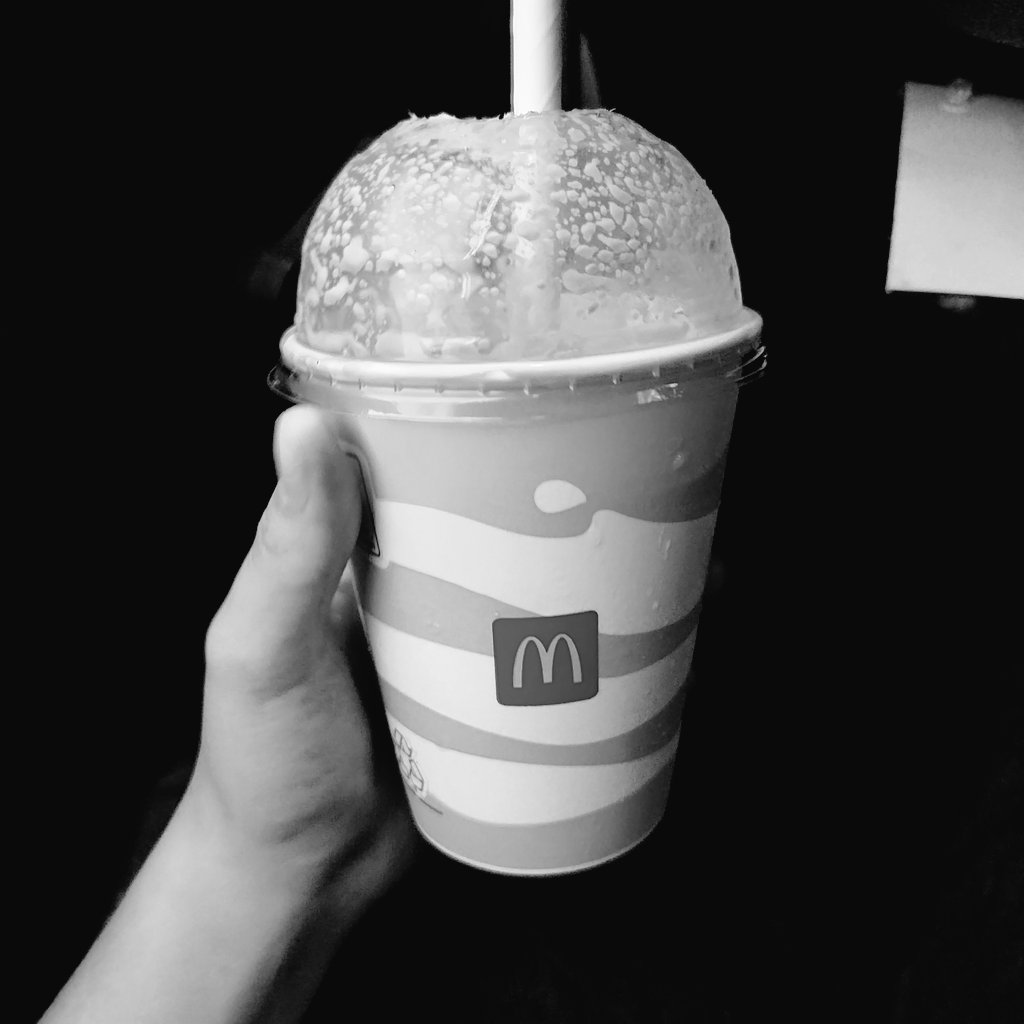 farolnublado's tweet photo. Tive uma pequena sucess hoje. Tava afim de milkshake e > toma-lhe < um milkshake do M.
Foi a única foto que eu tirei, em p&amp;b pelo luto de ter acabado 💬 https://t.co/7i8OWSYznV