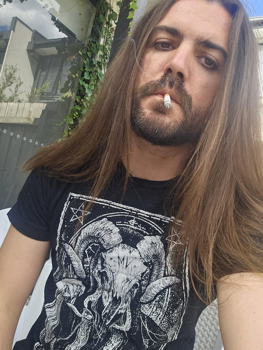 Mona Loser tweet media