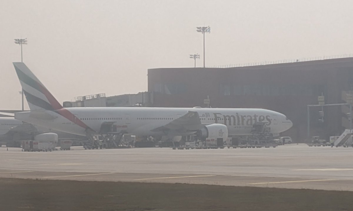 prodipta_m91's tweet photo. Spotted @emirates aeroplane at T2, Bangalore Airport. https://t.co/A1xPV9BUEc