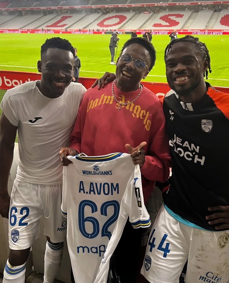 AllezLesLions's tweet photo. 📸 Darlin Yongwa et Arthur Avom hier soir avec le sprinteur  camerounais Adrin Zedong après le match entre le LOSC et le FC Lorient (1-1). 🤝

Le buteur du soir lui a offert son maillot. 👕🇨🇲 https://t.co/W6XpBcM7lJ