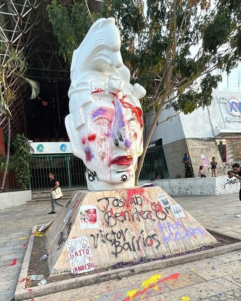GabyCoutino's tweet photo. 2) Esa polémica se centra el símbolo tuxtleco y por supuesto en las "pintas" a los negocios y empresas ubicadas en el Boulevard Belisario Domínguez y la Avenida Central. Sobre el #Pakal, una corriente del movimiento feminista realiza como cada año, el acto de la destrucción del monumento. La #Iconoclasia lo que está buscando es darle la mayor visibilidad posible al movimiento y construir nuevos símbolos más paritarios