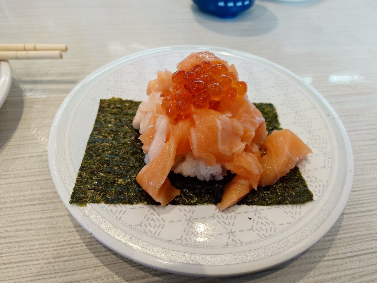 takufe's tweet photo. ひとり飯なんてなんでハードル高い！！
とか思いながらはま寿司入ったらまさか仕切りのあるカウンター席があるではないか！！

#はま寿司 #ひとり飯 https://t.co/ZfGF8Dcioz