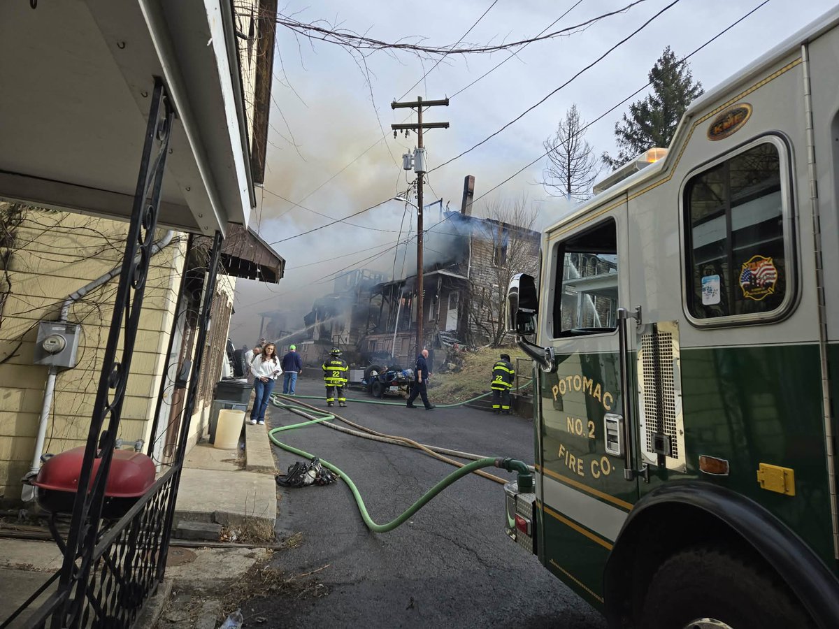 PotomacVFC2's tweet photo. Company 22 - Nature: RESIDENTIAL FIRE 
Address: FAIRVIEW ST
Mutual Aid Box: 2401 City: Piedmont, WV
Allegany Responding Units: BR22, RE47, ET22, A352, ET19, R18, RE20, TR17, T20, T18, E22 

Deputy Chief 24 has command. Working assignment, live wires down, 2nd Alarm requested. https://t.co/jR9vnRyfv8