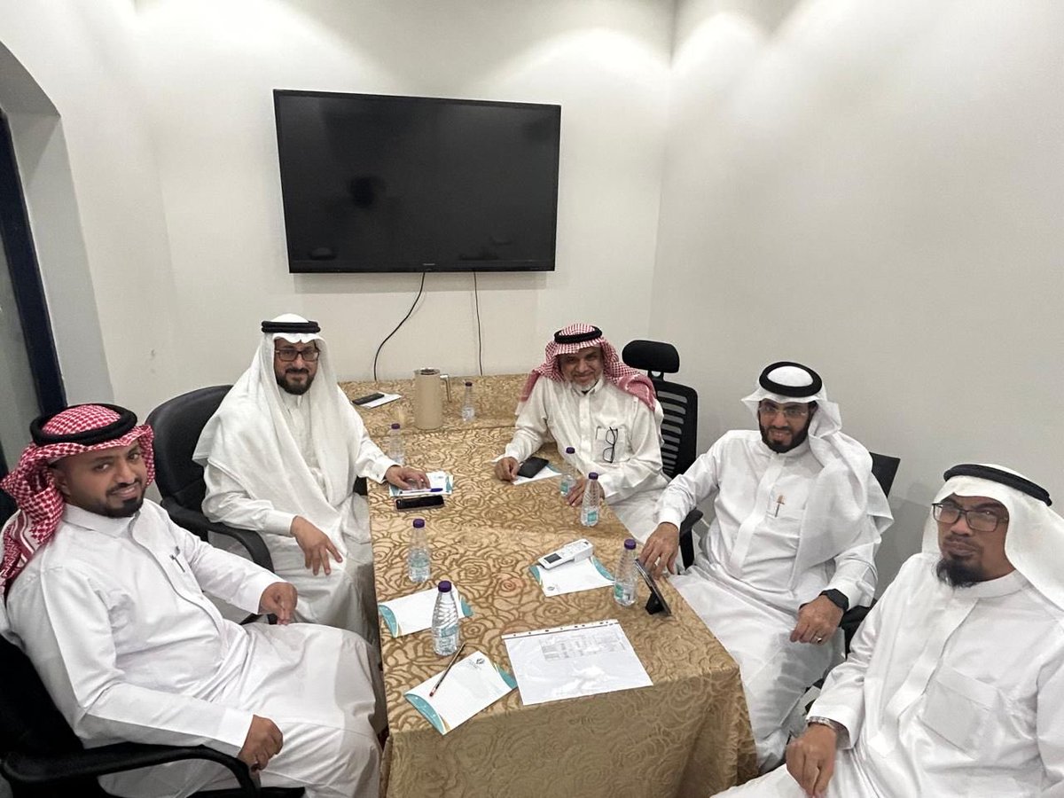 tanmyah_a's tweet photo. بفضل الله وحمده اجتمع مجلس إدارة جمعية التنمية الأهلية بالعزيزية في أول اجتماعاته للدورة الجديدة برئاسة د. عثمان قزاز، حيث جرى استعراض الوضع الراهن للجمعية ومناقشة الرؤية المستقبلية وبرامج العمل القادمة، بما يسهم في تعزيز دور الجمعية التنموي وخدمة المجتمع.

#تنمية_المجتمع https://t.co/fzJXXcnZfs