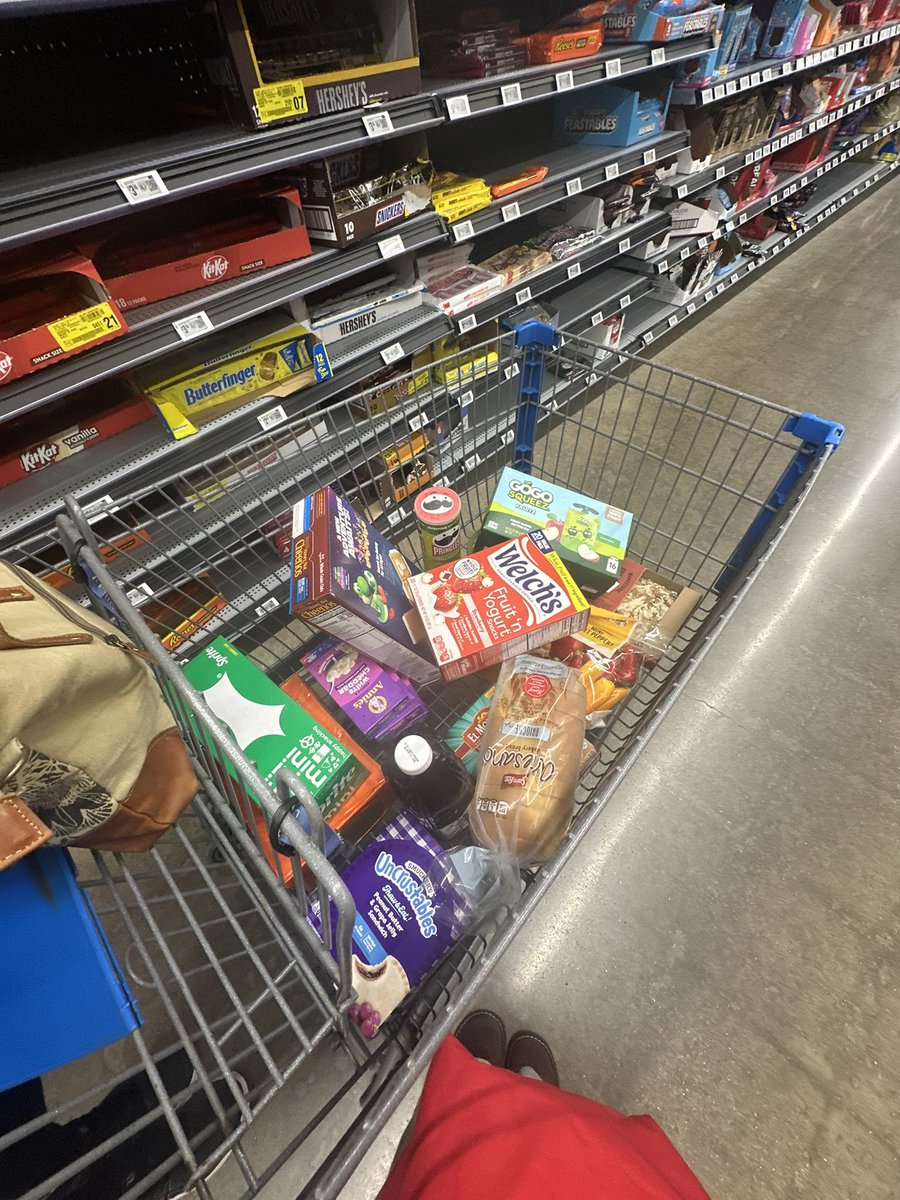 LexieHuys's tweet photo. at walmart without a list again 🫡 https://t.co/rKi2n5fSW4