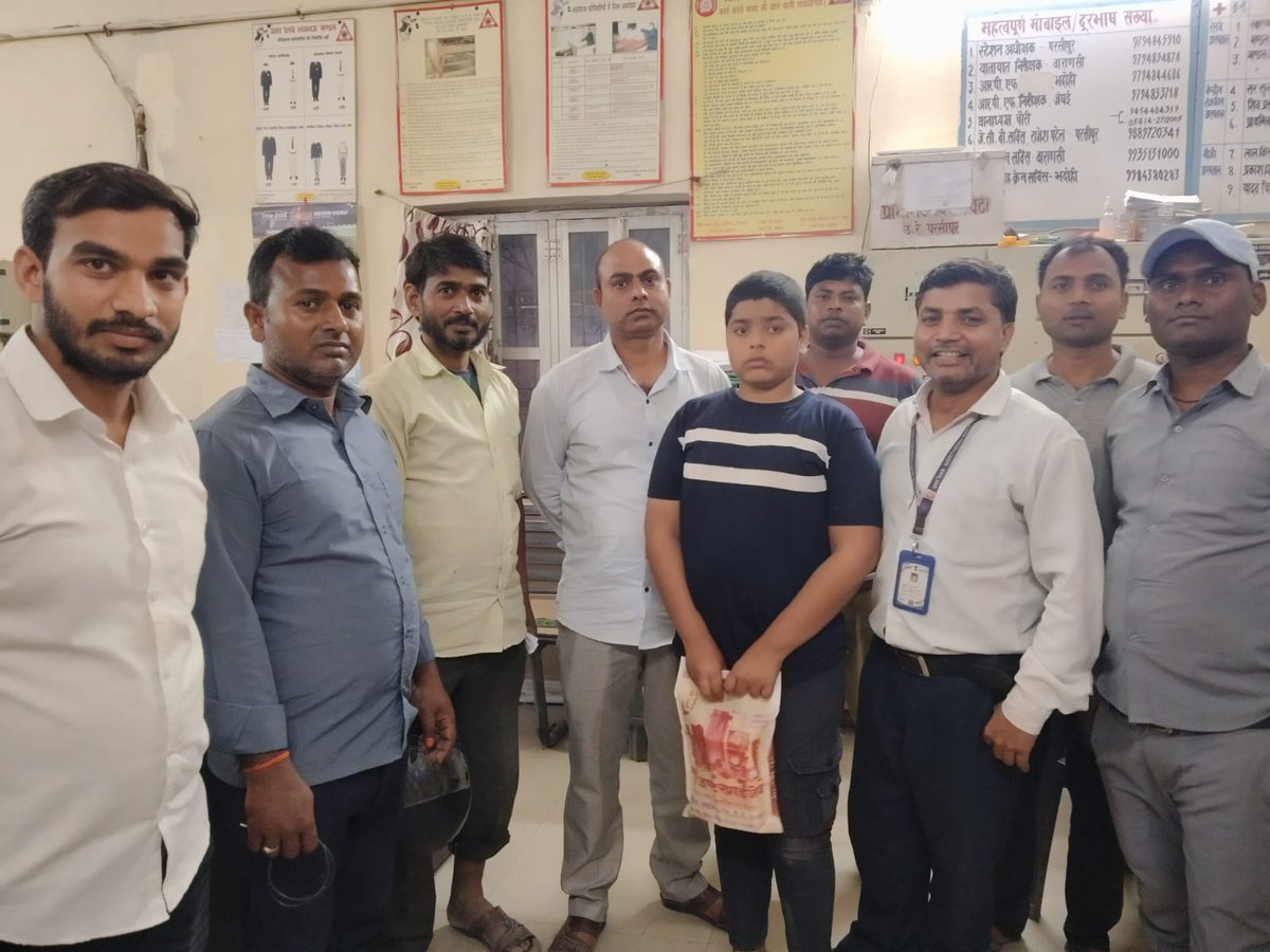 स्टेशन मास्टर प्रवेश सिंह, रविरंजन गिरी एवं परसीपुर के समस्त स्टाफ के सहयोग से 11 वर्ष के बच्चे को उनके परिजन से मिलवाया गया। इस पुनीत कार्य के लिए परिजन ने रेलवे कर्मचारियों के साथ रेलवे की भी बहुत प्रशंसा किया।
<a href="/SrDOMLKO/">Sr. DOM Lucknow NR</a> 
<a href="/drm_lko/">Lucknow Division NR</a> 
<a href="/RailwayNorthern/">Northern Railway</a> 
<a href="/RailMinIndia/">Ministry of Railways</a> 
<a href="/PMOIndia/">PMO India</a>