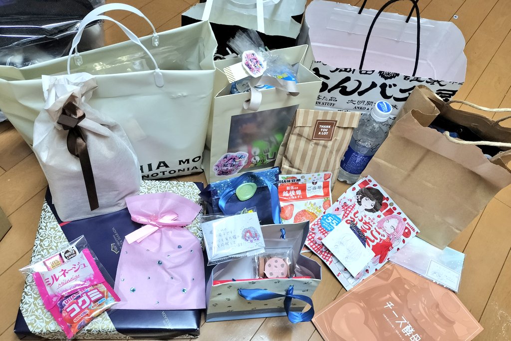 いただいた差し入れ共です本当にありがとうございます！
皆様からの糖分を糧に創作頑張って参ります🐙
