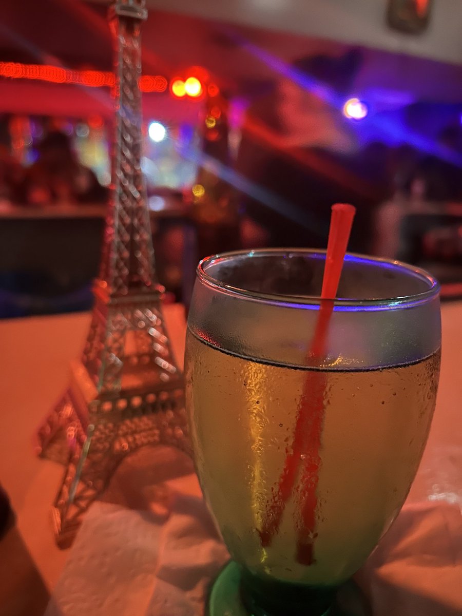 shirleyaguilera's tweet image. #emilyinparis MsAguileraInMemphis !!!!) hanging out with my #BFFPetrina thx security for the snuggly hugs:) #SingleLife I never knew I lived nearby a sweet dance hall off the infamous ShelbyDrive