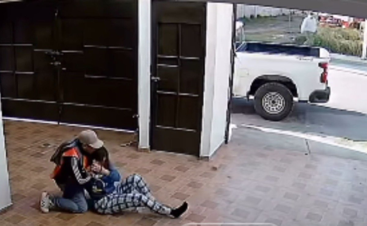 Univ_Edomex's tweet photo. 🚨 #JusticiaParaEvelyn | Evelyn fue atacada en su casa en #Toluca
4 hombres entraron, la amarraron, la agredieron sexualmente y le robaron.
Ella ya denunció y difundió los videos de sus rostros.
 ¡Si los reconoces, denuncia! 🛡️👊

🖊️Alma Rodríguez
➡️https://t.co/ClqC6HBzFg https://t.co/nX0OZjB9KW