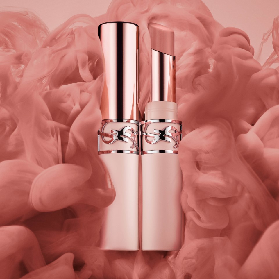 YSLBeautyJP's tweet photo. 新"#ふわじゅわ"リップ、誕生。

ふわっとぼかし、
じゅわっとにじむ水彩ヌードカラー。

ツヤでも、マットでもない。
未体験の質感を唇へ。

「YSL ラブヌード リップスティック」

3/25(水) 公式オンライン/表参道ブティック 先行発売
4/3(金) 全国発売 https://t.co/EbY2isqJXU