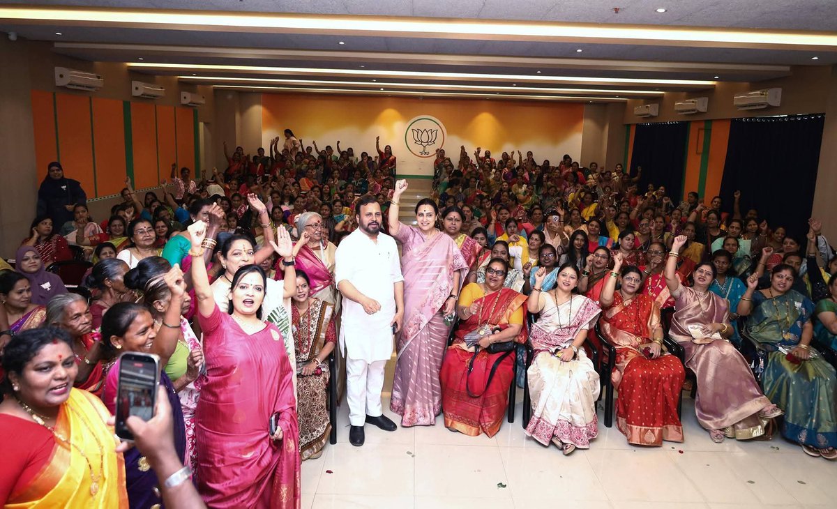 जागतिक महिला दिन निमित्त ठाणे महिला मोर्चा अध्यक्षा सौ. स्वप्नालीताई साळवी यांच्या वतीने आयोजित कार्यक्रमात आमदार, महाराष्ट्र महिला मोर्चा अध्यक्षा सौ. चित्रा ताई वाघ यांनी महिलांना मार्गदर्शन केले. यावेळी पदाधिकारी व मोठ्या संख्येने महिला उपस्थित होत्या.
#mahilamorchamaharashtra