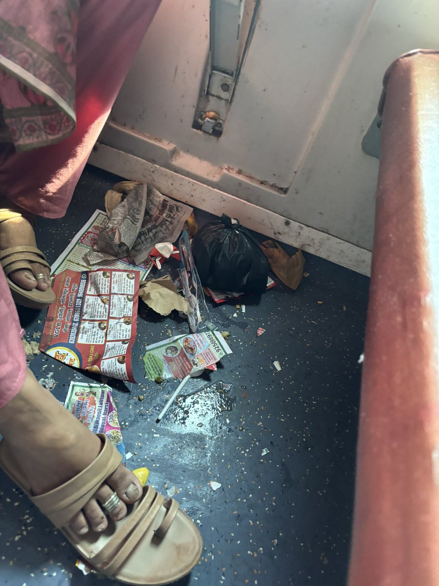 onenightchanges's tweet photo. indian railway welcomes north india 😂 20658 nizamuddin. 😂 https://t.co/f1P8SlVHdY